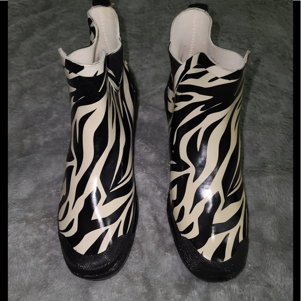 fY rain boots
